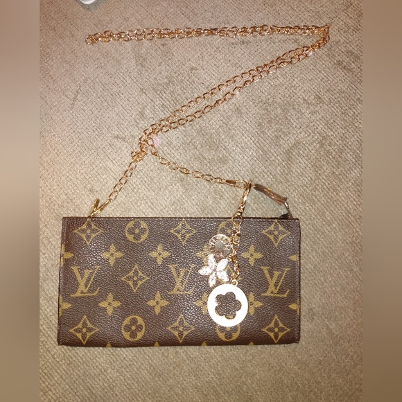 Louis Vuitton Handbags - Louis Vuitton pouch 👝